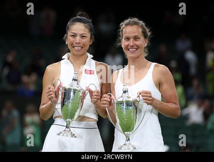 Londra, Gran Bretagna. 16 luglio 2023. Hsieh su-Wei(L)/Barbora Strycova posa dopo la finale di doppio femminile tra Storm Hunter (Australia)/Elise Mertens (Belgio) e Hsieh su-Wei (Taipei cinese)/Barbora Strycova (Repubblica Ceca) al Wimbledon tennis Championship a Londra, Gran Bretagna, il 16 luglio 2023. Credito: Han Yan/Xinhua/Alamy Live News Foto Stock