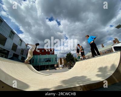 Gli skateboarder hanno organizzato la giornata di skatepal in gillet Square dalston hackney londra 16 luglio 2023 inghilterra Regno Unito Foto Stock