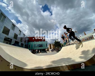 Gli skateboarder hanno organizzato la giornata di skatepal in gillet Square dalston hackney londra 16 luglio 2023 inghilterra Regno Unito Foto Stock