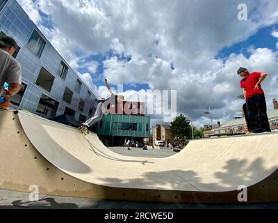 Gli skateboarder hanno organizzato la giornata di skatepal in gillet Square dalston hackney londra 16 luglio 2023 inghilterra Regno Unito Foto Stock