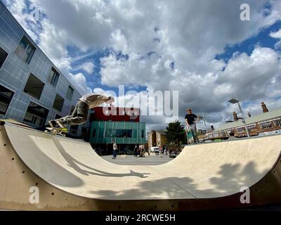 Gli skateboarder hanno organizzato la giornata di skatepal in gillet Square dalston hackney londra 16 luglio 2023 inghilterra Regno Unito Foto Stock