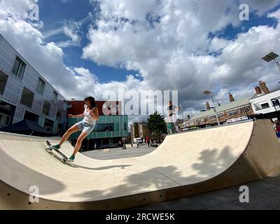 Gli skateboarder hanno organizzato la giornata di skatepal in gillet Square dalston hackney londra 16 luglio 2023 inghilterra Regno Unito Foto Stock