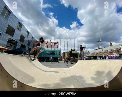 Gli skateboarder hanno organizzato la giornata di skatepal in gillet Square dalston hackney londra 16 luglio 2023 inghilterra Regno Unito Foto Stock