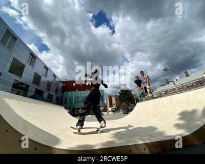 Gli skateboarder hanno organizzato la giornata di skatepal in gillet Square dalston hackney londra 16 luglio 2023 inghilterra Regno Unito Foto Stock