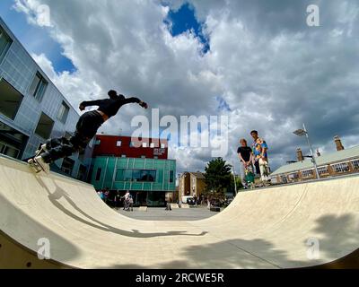 Gli skateboarder hanno organizzato la giornata di skatepal in gillet Square dalston hackney londra 16 luglio 2023 inghilterra Regno Unito Foto Stock