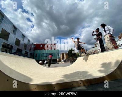 Gli skateboarder hanno organizzato la giornata di skatepal in gillet Square dalston hackney londra 16 luglio 2023 inghilterra Regno Unito Foto Stock