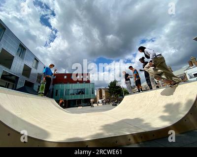 Gli skateboarder hanno organizzato la giornata di skatepal in gillet Square dalston hackney londra 16 luglio 2023 inghilterra Regno Unito Foto Stock