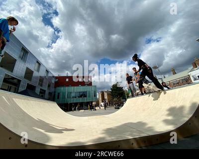 Gli skateboarder hanno organizzato la giornata di skatepal in gillet Square dalston hackney londra 16 luglio 2023 inghilterra Regno Unito Foto Stock