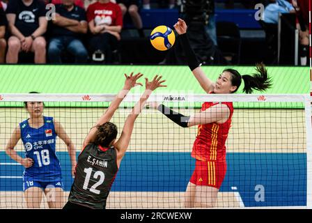 Arlington, USA. 16 luglio 2023. Wang Yunlu (1 ° R) della Cina compete durante la partita finale tra Cina e T¨¹rkiye alla Women's Volleyball Nations League ad Arlington, negli Stati Uniti, il 16 luglio 2023. Crediti: Chen Chen/Xinhua/Alamy Live News Foto Stock