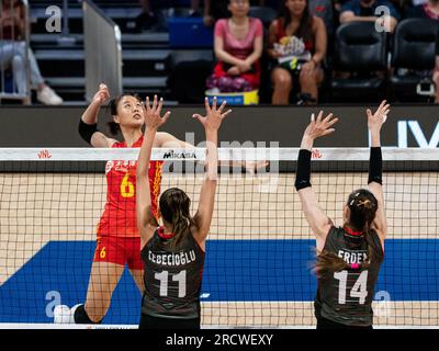 Arlington, USA. 16 luglio 2023. Gong Xiangyu (1st L) della Cina compete durante la partita finale tra Cina e T¨¹rkiye alla Women's Volleyball Nations League ad Arlington, negli Stati Uniti, il 16 luglio 2023. Crediti: Chen Chen/Xinhua/Alamy Live News Foto Stock