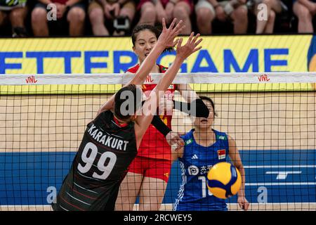 Arlington, USA. 16 luglio 2023. La cinese Zheng Yixin (C) compete durante la partita finale tra Cina e T¨¹rkiye alla Women's Volleyball Nations League di Arlington, negli Stati Uniti, il 16 luglio 2023. Crediti: Chen Chen/Xinhua/Alamy Live News Foto Stock