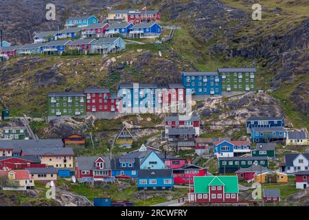 Case colorate di Qaqortoq in Groenlandia a luglio Foto Stock