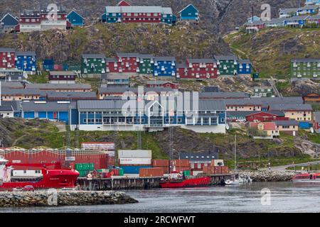 Case colorate di Qaqortoq in Groenlandia a luglio Foto Stock