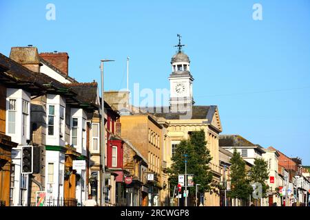 Vista della Guildhall lungo Fore Street, Chard, Somerset, Regno Unito, Europa. Foto Stock