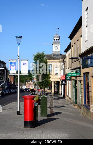 Vista dei negozi di Fore Street e Guildhall, Chard, Somerset, Regno Unito, Europa. Foto Stock