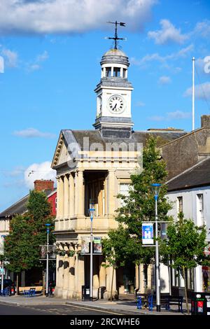 Vista della Guildhall lungo Fore Street, Chard, Somerset, Regno Unito, Europa. Foto Stock