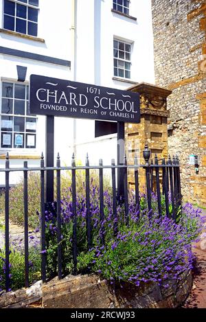 Un cartello di fronte alla Chard Preparatory School lungo Fore Street nella città vecchia, Chard, Somerset, UK, Europe, Chard, Somerset, Regno Unito. Foto Stock