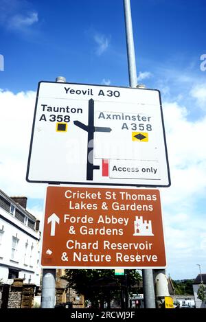 Cartello stradale per Yeovil, Taunton e Axminster, Chard, Somerset, Regno Unito, Europa, Chard, Somerset, Regno Unito, Europa. Foto Stock