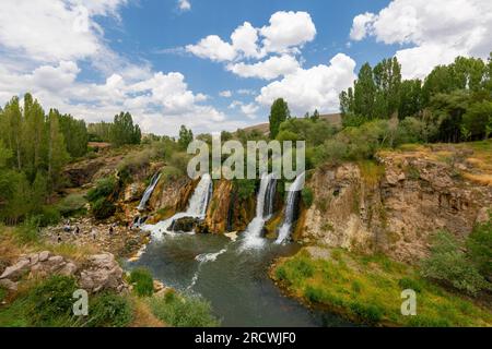 La cascata di Muradiye, che si trova sull'autostrada Van - Dogubeyazit, una meraviglia naturale spesso visitata dai turisti a Van, in Turchia Foto Stock