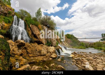 La cascata di Muradiye, che si trova sull'autostrada Van - Dogubeyazit, una meraviglia naturale spesso visitata dai turisti a Van, in Turchia Foto Stock