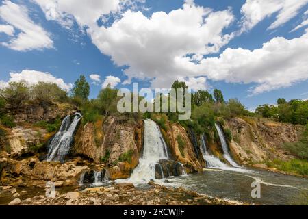 La cascata di Muradiye, che si trova sull'autostrada Van - Dogubeyazit, una meraviglia naturale spesso visitata dai turisti a Van, in Turchia Foto Stock