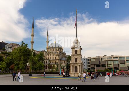 Istanbul, Turchia, 31 maggio 2023: Torre dell'orologio di Nusretiye, nota anche come Torre dell'orologio di Tophane, con la moschea imperiale ottomana di Nusretiye sullo sfondo, locat Foto Stock