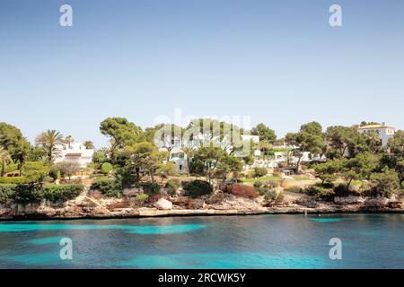 Costa di calo del Moro in spagna con costruzione sul fianco della collina Foto Stock