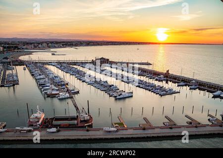 Vista aerea di Hrbour e della costa al tramonto vista dalla ruota panoramica di Rimini Foto Stock