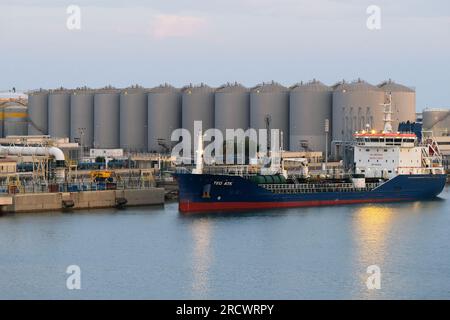 Barcellona, Spagna. 13 luglio 2023. Illustrazione del porto di Barcellona, Catalogna, Spagna il 12 luglio 2023. Foto di Marie Hubert Psaila/ABACAPRESS.COM Credit: Abaca Press/Alamy Live News Foto Stock