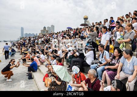 Wuhan, Cina. 16 luglio 2023. Gli spettatori sulle rive del fiume Yangtze assistono all'azione durante il 48° Wuhan International Yangtze River Crossing Festival. Più di 2.000 partecipanti partecipano al 48° Festival Internazionale di attraversamento del fiume Yangtze nella città di Wuhan, nella provincia di Hubei della Cina centrale. Questo evento sportivo, che si tiene ogni anno, segna la nuotata del presidente Mao Zedong sul fiume Yangtze a Wuhan il 16 luglio 1966. Credito: SOPA Images Limited/Alamy Live News Foto Stock