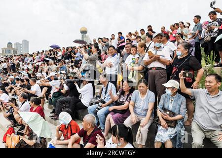 Wuhan, Cina. 16 luglio 2023. Gli spettatori sulle rive del fiume Yangtze assistono all'azione durante il 48° Wuhan International Yangtze River Crossing Festival. Più di 2.000 partecipanti partecipano al 48° Festival Internazionale di attraversamento del fiume Yangtze nella città di Wuhan, nella provincia di Hubei della Cina centrale. Questo evento sportivo, che si tiene ogni anno, segna la nuotata del presidente Mao Zedong sul fiume Yangtze a Wuhan il 16 luglio 1966. Credito: SOPA Images Limited/Alamy Live News Foto Stock