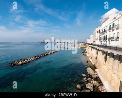 TARANTO, ITALIA - 29 OTTOBRE 2021: Paesaggio urbano della città di Taranto con corso Vittorio Emanuale II via e porto Foto Stock