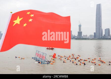 Wuhan, Cina. 16 luglio 2023. I partecipanti nuotano attraverso il fiume Yangtze durante il 48° Wuhan International Yangtze River Crossing Festival. Più di 2.000 partecipanti partecipano al 48° Festival Internazionale di attraversamento del fiume Yangtze nella città di Wuhan, nella provincia di Hubei della Cina centrale. Questo evento sportivo, che si tiene ogni anno, segna la nuotata del presidente Mao Zedong sul fiume Yangtze a Wuhan il 16 luglio 1966. (Foto di Ren Yong/SOPA Images/Sipa USA) credito: SIPA USA/Alamy Live News Foto Stock