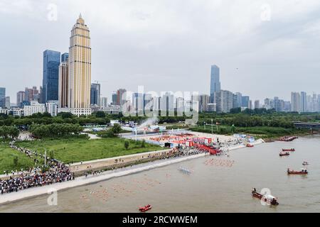 Wuhan, Cina. 16 luglio 2023. I partecipanti nuotano attraverso il fiume Yangtze durante il 48° Wuhan International Yangtze River Crossing Festival. Più di 2.000 partecipanti partecipano al 48° Festival Internazionale di attraversamento del fiume Yangtze nella città di Wuhan, nella provincia di Hubei della Cina centrale. Questo evento sportivo, che si tiene ogni anno, segna la nuotata del presidente Mao Zedong sul fiume Yangtze a Wuhan il 16 luglio 1966. (Foto di Ren Yong/SOPA Images/Sipa USA) credito: SIPA USA/Alamy Live News Foto Stock