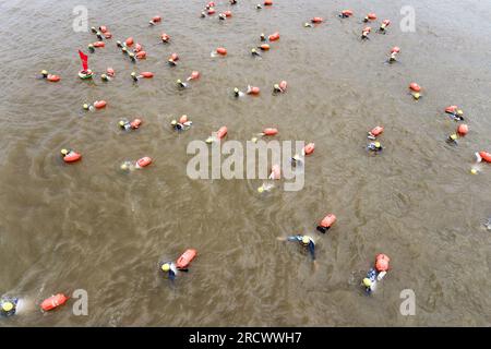 Wuhan, Cina. 16 luglio 2023. I partecipanti nuotano attraverso il fiume Yangtze durante il 48° Wuhan International Yangtze River Crossing Festival. Più di 2.000 partecipanti partecipano al 48° Festival Internazionale di attraversamento del fiume Yangtze nella città di Wuhan, nella provincia di Hubei della Cina centrale. Questo evento sportivo, che si tiene ogni anno, segna la nuotata del presidente Mao Zedong sul fiume Yangtze a Wuhan il 16 luglio 1966. (Foto di Ren Yong/SOPA Images/Sipa USA) credito: SIPA USA/Alamy Live News Foto Stock