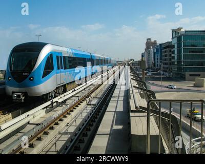 Vista esterna di un treno della metropolitana a Dubai, Emirati Arabi Uniti Foto Stock