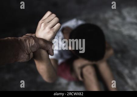 Basta abusare della violenza. Terrorizzato , Un bambino spaventoso, violenza infantile e concetto abusato. Foto Stock