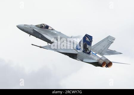 Il finlandese McDonnell Douglas F-18 Hornet al Royal International Air Tattoo 2023 a RAF Fairford, Gloucestershire, Regno Unito Foto Stock
