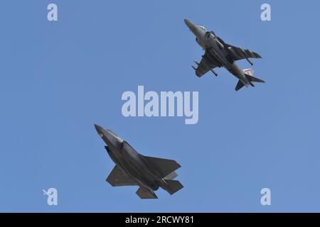 Il Lockheed Martin F-35B britannico e lo spagnolo McDonnell Douglas Harrier eseguono un flypast al Royal International Air Tattoo 2023, Fairford, Gloucestershire, Regno Unito Foto Stock