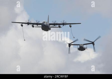 Lockheed Martin MC-130J Super Hercules simulando il rifornimento aria-aria con un Boeing Osprey V-22 al RIAT 2023 presso RAF Fairford, Gloucestershire, Regno Unito Foto Stock