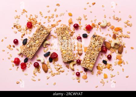 Vari barrette di muesli su sfondo tavolo. Barrette di cereali. Bar per la colazione superfood con avena, noci e frutti di bosco, primo piano. Concetto superfood. Foto Stock