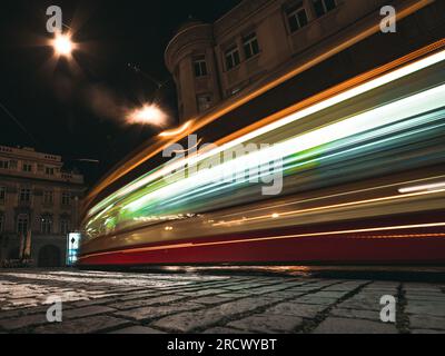 tram in movimento di notte sulla strada cittadina Foto Stock