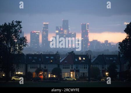 Portici illuminati di case d'epoca terrazzate e in lontananza, il crescente sviluppo a Nine Elms a Battersea, visto da Ruskin Park, uno spazio verde a sud di Londra a Lambeth, il 16 luglio 2023, a Londra, in Inghilterra. (Foto di Richard Baker / in Pictures via Getty Images) Foto Stock