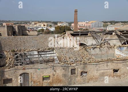 Edifici abbandonati, villaggio di pescatori di Marzamemi, Siracusa, Sicilia sud-orientale, Italia Foto Stock