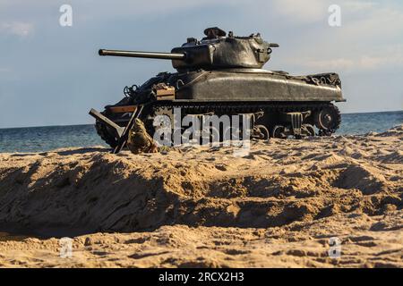Un carro armato Sherman americano della seconda guerra mondiale sulla spiaggia. Carro armato e soldato sul campo di battaglia Foto Stock