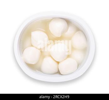 Piccole palle di mozzarella con salamoia, in una tazza di plastica. Formaggio bianco fresco dell'Italia meridionale a base di latte con il metodo della pasta filata. Bambini bocconcini. Foto Stock