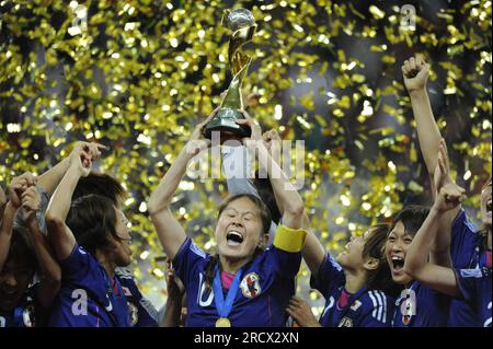 Homare SAWA mit WM Pokal finale JPN - USA 5:3 nach Elfmeterschießen 17.7.2011 Fußball Frauen Weltmeisterschaft in Deutschland FIFA Women Worldcup 2011 - 26.6.-17.7.2011 Foto Stock