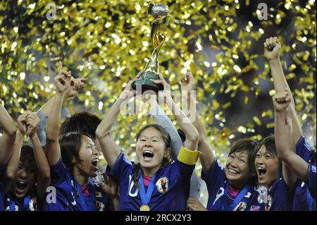 Homare SAWA mit WM Pokal finale JPN - USA 5:3 nach Elfmeterschießen 17.7.2011 Fußball Frauen Weltmeisterschaft in Deutschland FIFA Women Worldcup 2011 - 26.6.-17.7.2011 Foto Stock