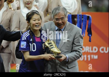 Homare SAWA mit dem Pokal für die beste Torschützin der WM finale JPN - USA 5:3 nach Elfmeterschießen 17.7.2011 Fußball Frauen Weltmeisterschaft in Deutschland FIFA Women Worldcup 2011 - 26.6.-17.7.2011 Foto Stock