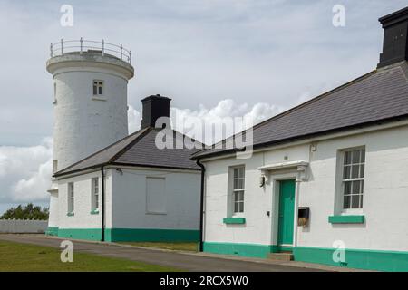 Faro e case in disuso a Nash Point (alias Marcross) sulla Glamorgan Heritage Coast, vale of Glamorgan, Galles del Sud Foto Stock